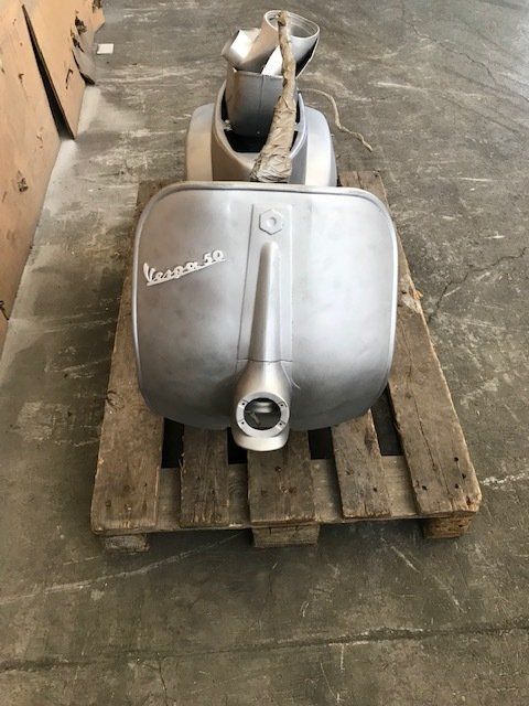 Una vespa 30 è appoggiata su un pallet di legno