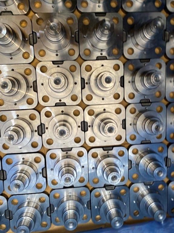 Un mucchio di pezzi di metallo accatastati uno sopra l'altro