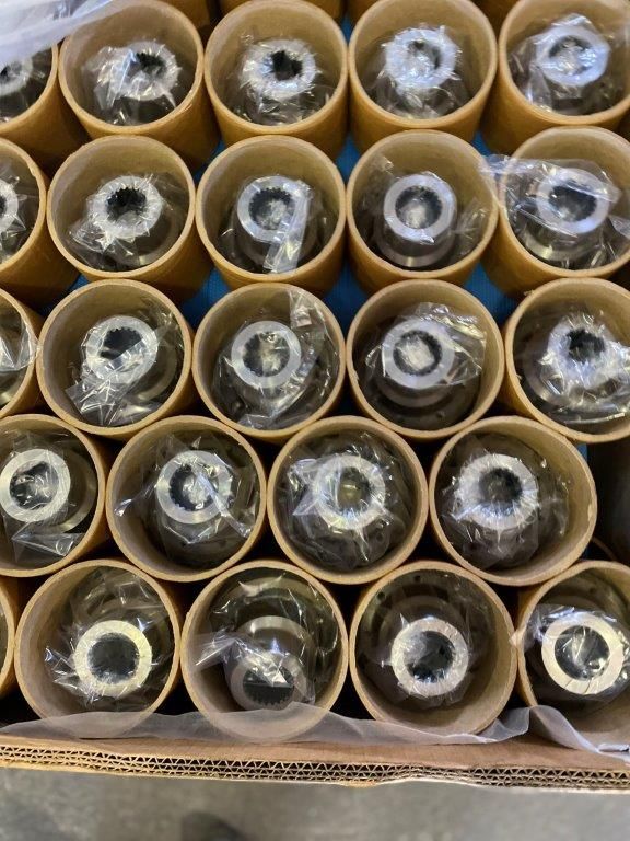 Un gruppo di cilindri con dei buchi sono impilati uno sopra l'altro