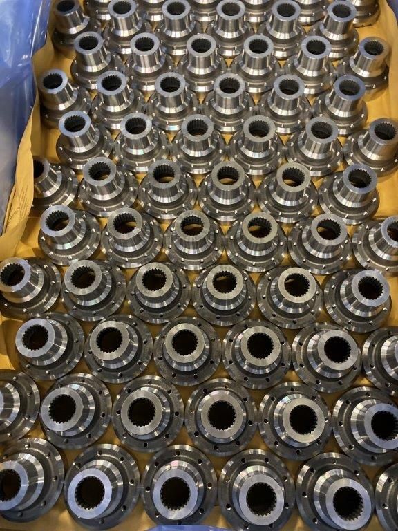 Un mucchio di pezzi di metallo con dei buchi