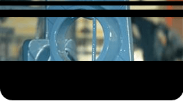 Un primo piano di un oggetto blu con un buco nel mezzo