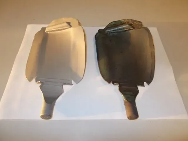 Due borse tote appese, una beige e una marrone scuro, esposte su uno sfondo bianco.