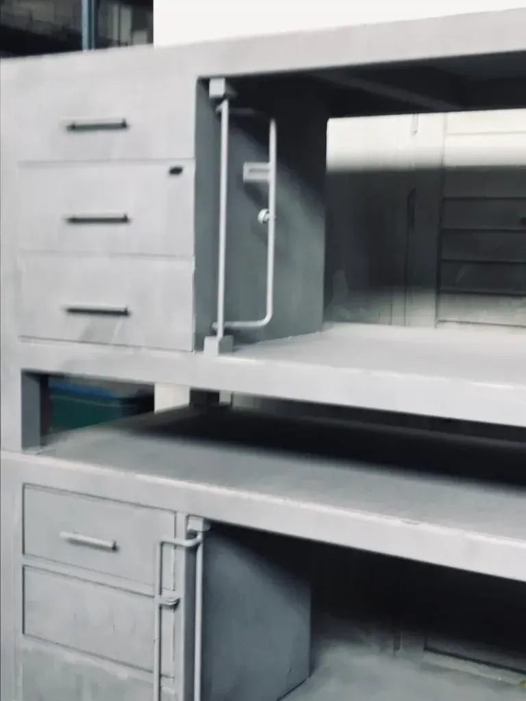 All'interno di un mobile a incasso, sono presenti cassetti e ripiani a giorno in metallo grigio.