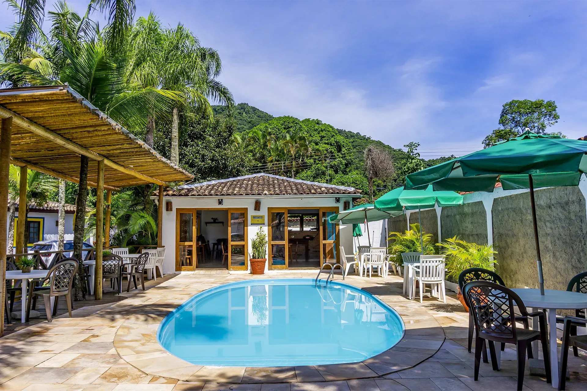 Uma grande piscina em frente a uma casa