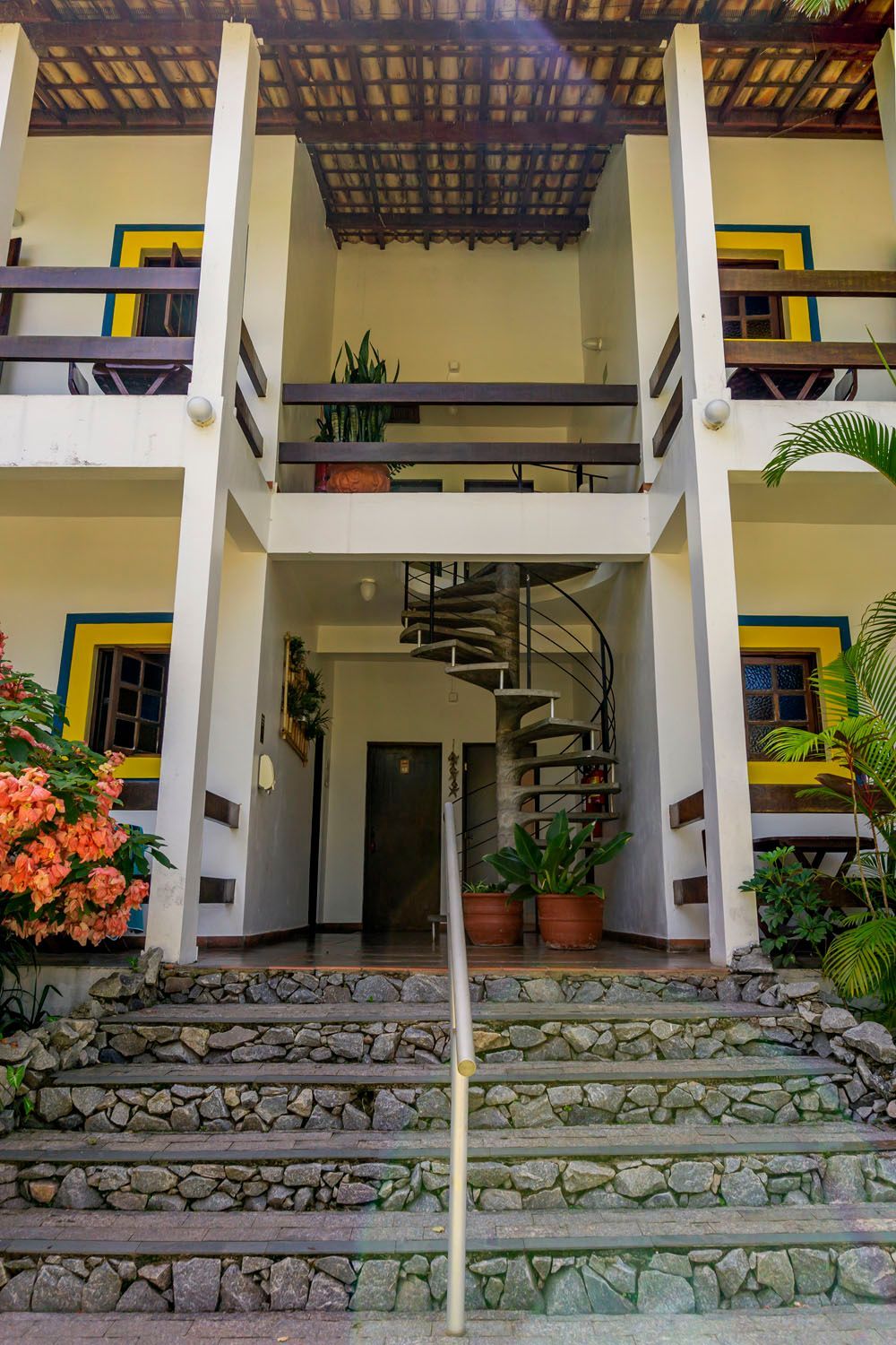 Um edifício com escadas que levam ao segundo andar e uma escada em espiral.
