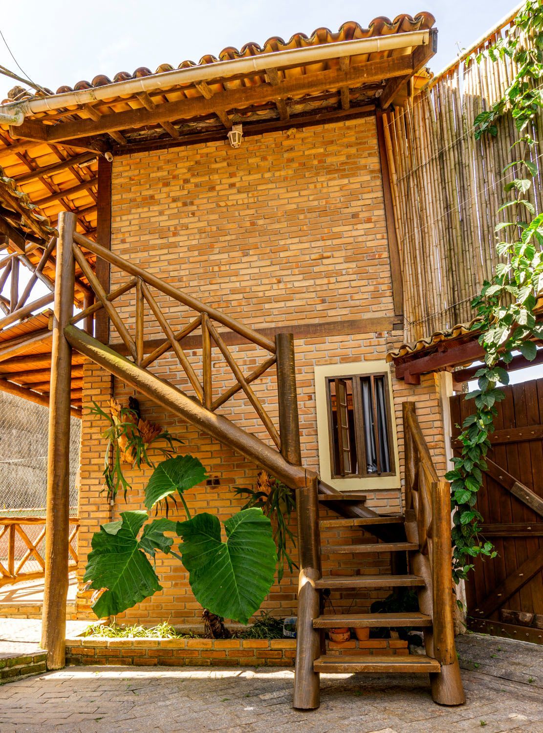 Uma escada de madeira que leva a um prédio de tijolos.