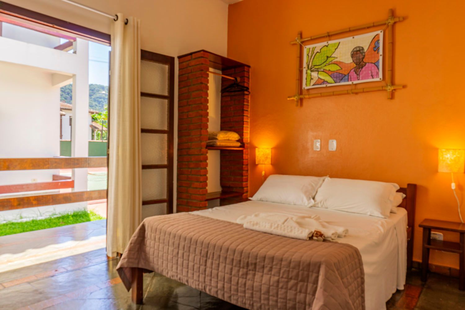 Um quarto com uma cama e um quadro na parede.