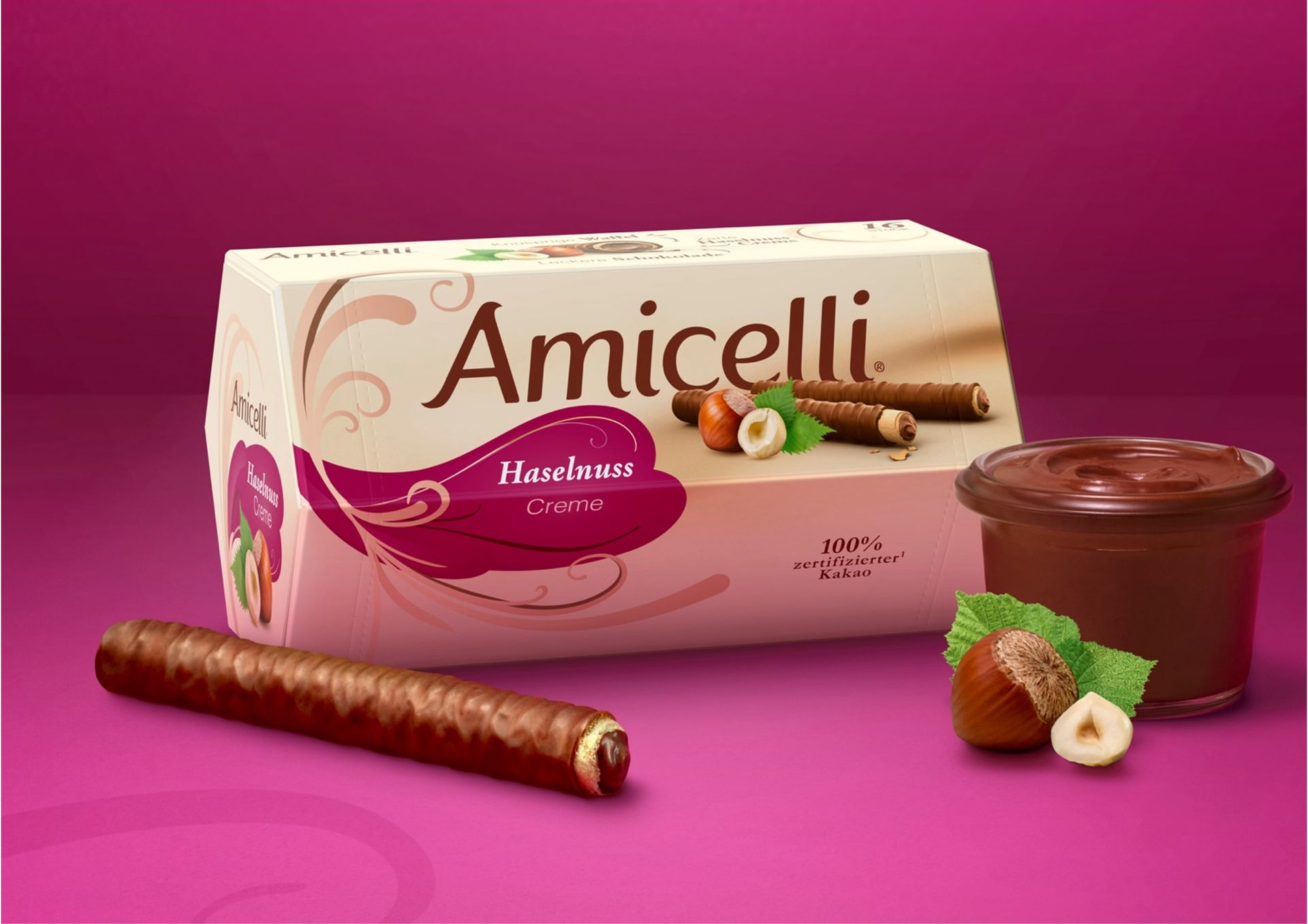 Amicelli-Haselnusswaffelröllchen und Haselnusscreme auf rosa Hintergrund.