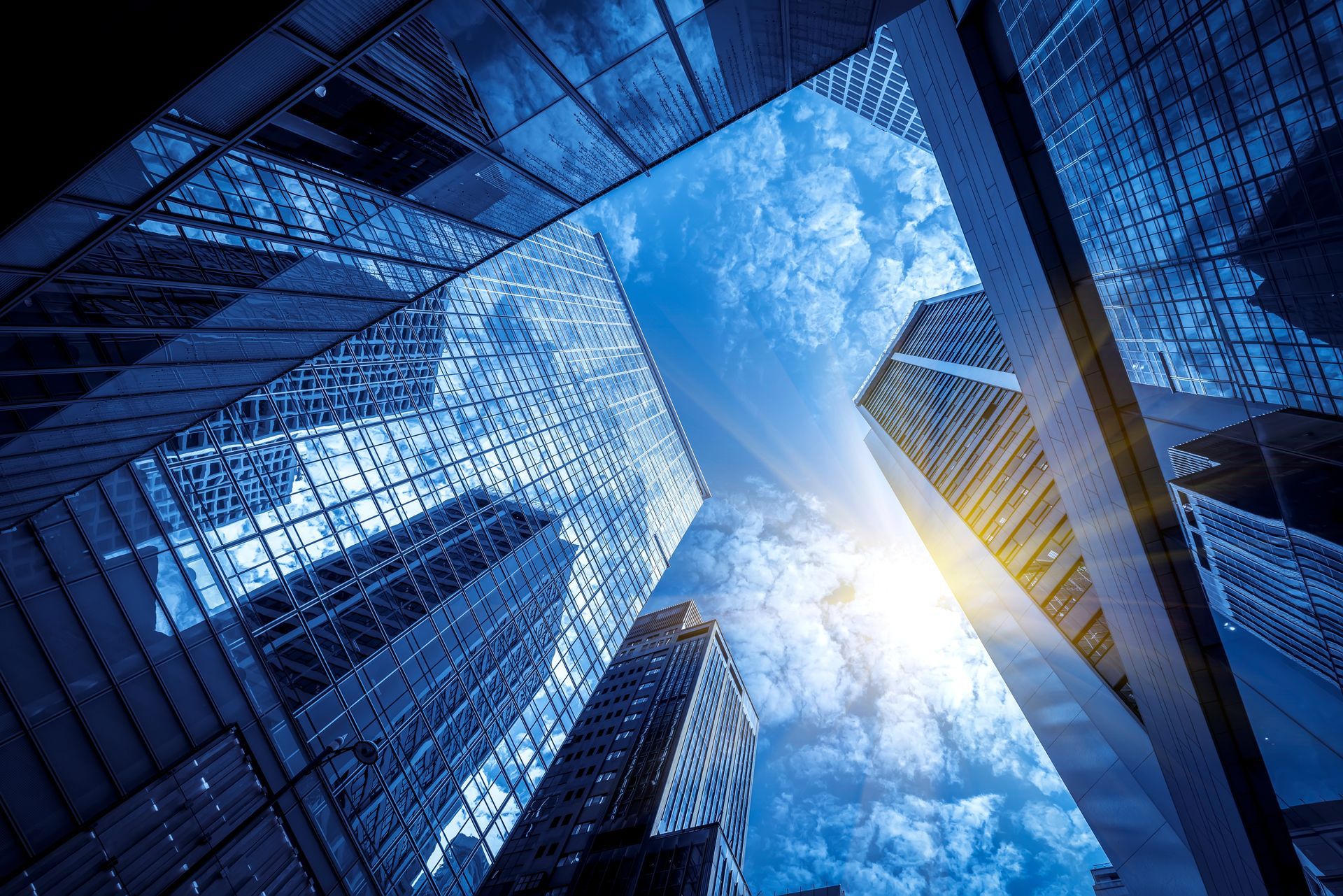 Regarder les gratte-ciel d'une ville avec le soleil qui brille à travers les fenêtres.