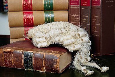 parrucca e testi giuridici