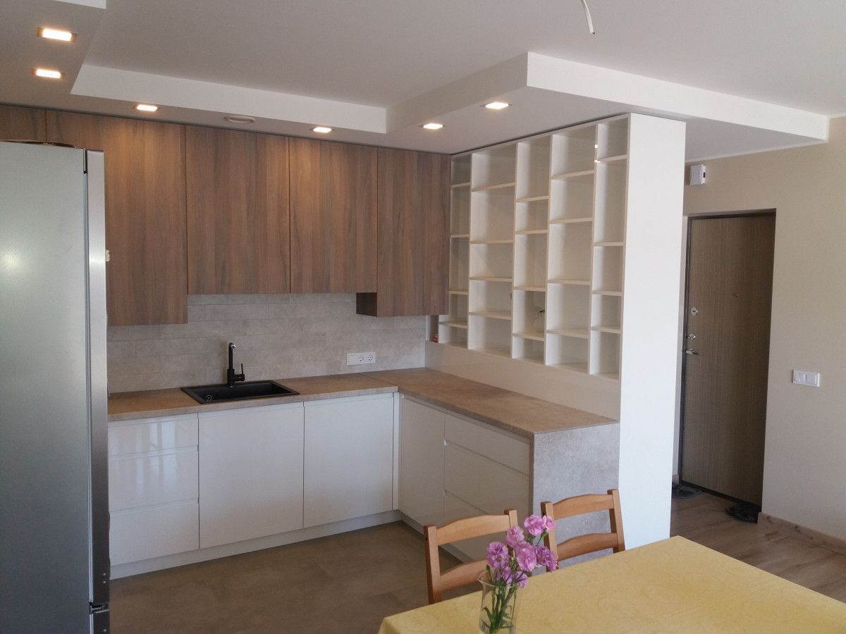 Virtuvė su stalu, kėdėmis ir kriaukle