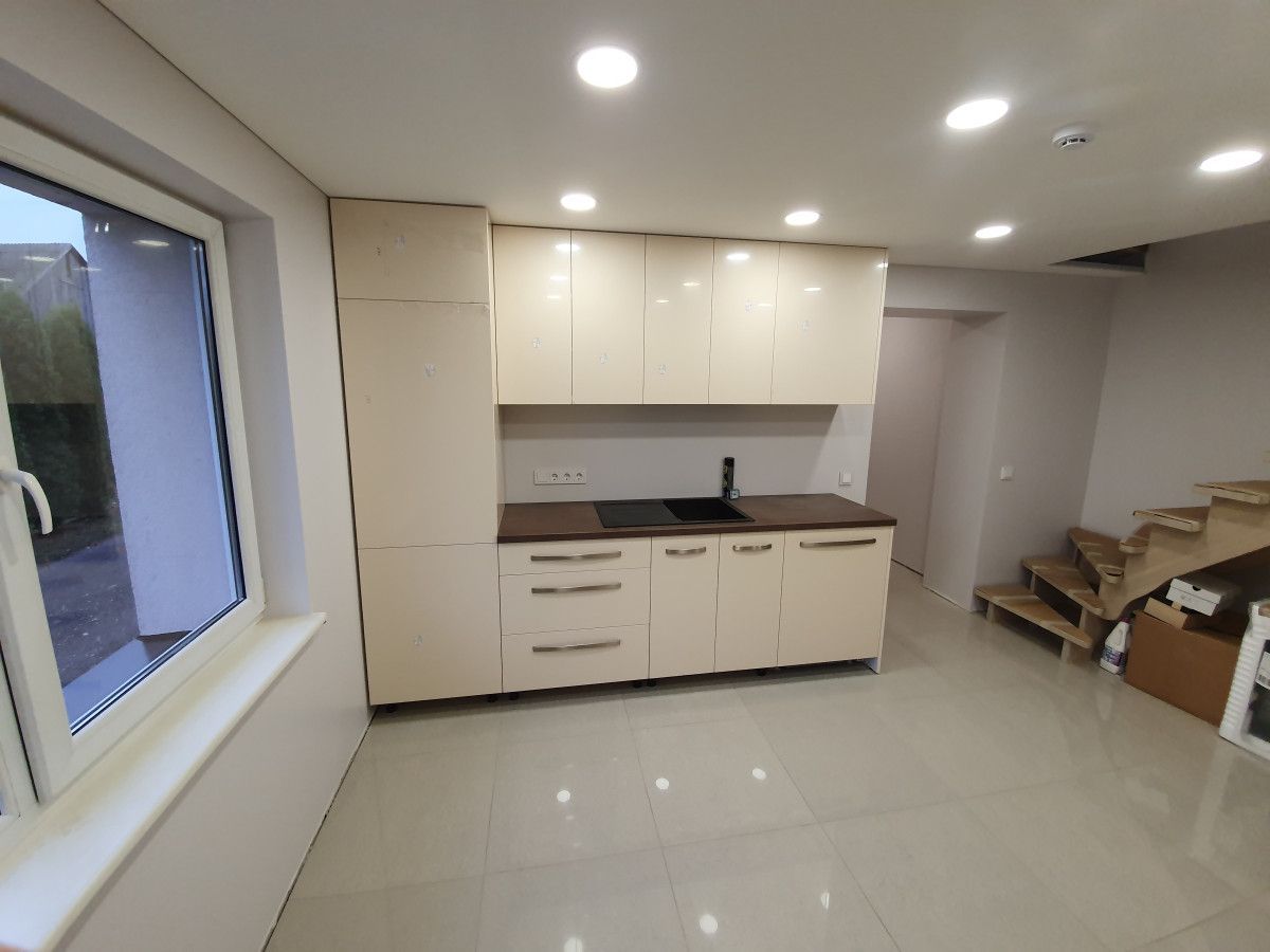 Virtuvė su baltomis spintelėmis