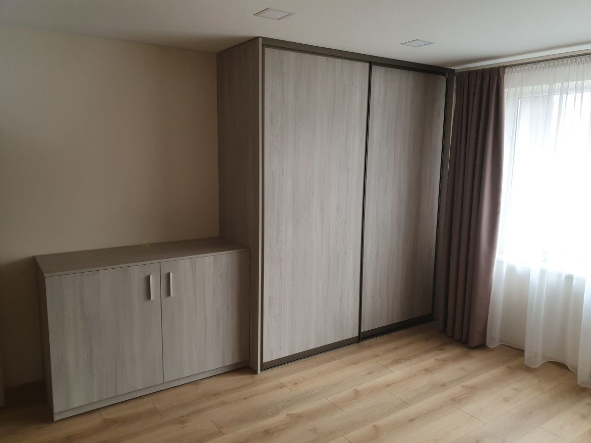 Miegamasis su didele stumdoma spinta