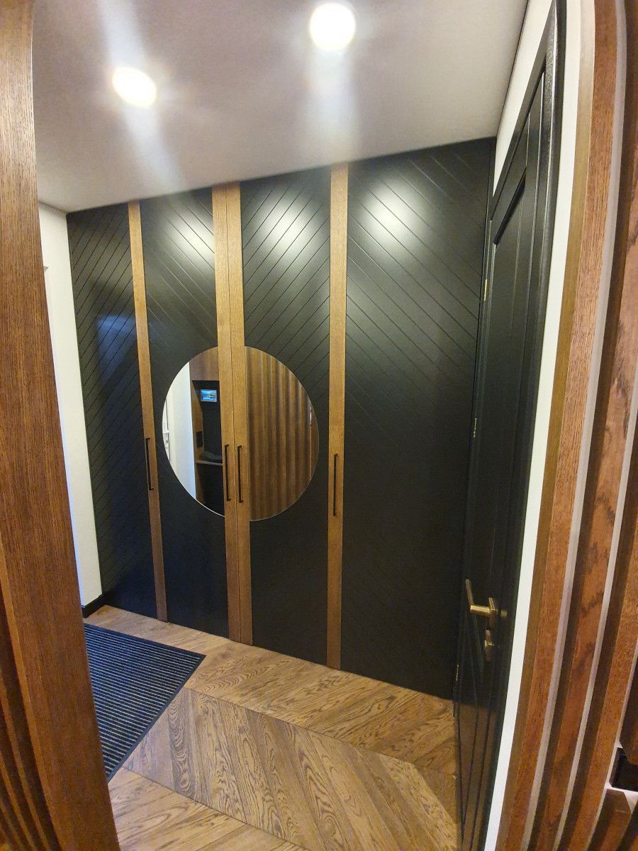 Koridorius su apvaliu veidrodžiu ant sienos