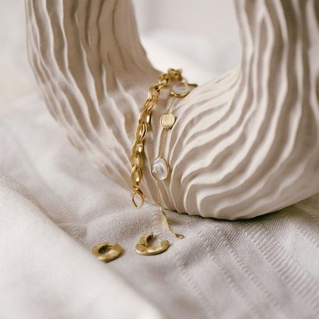 Gouden armbanden en oorbellen