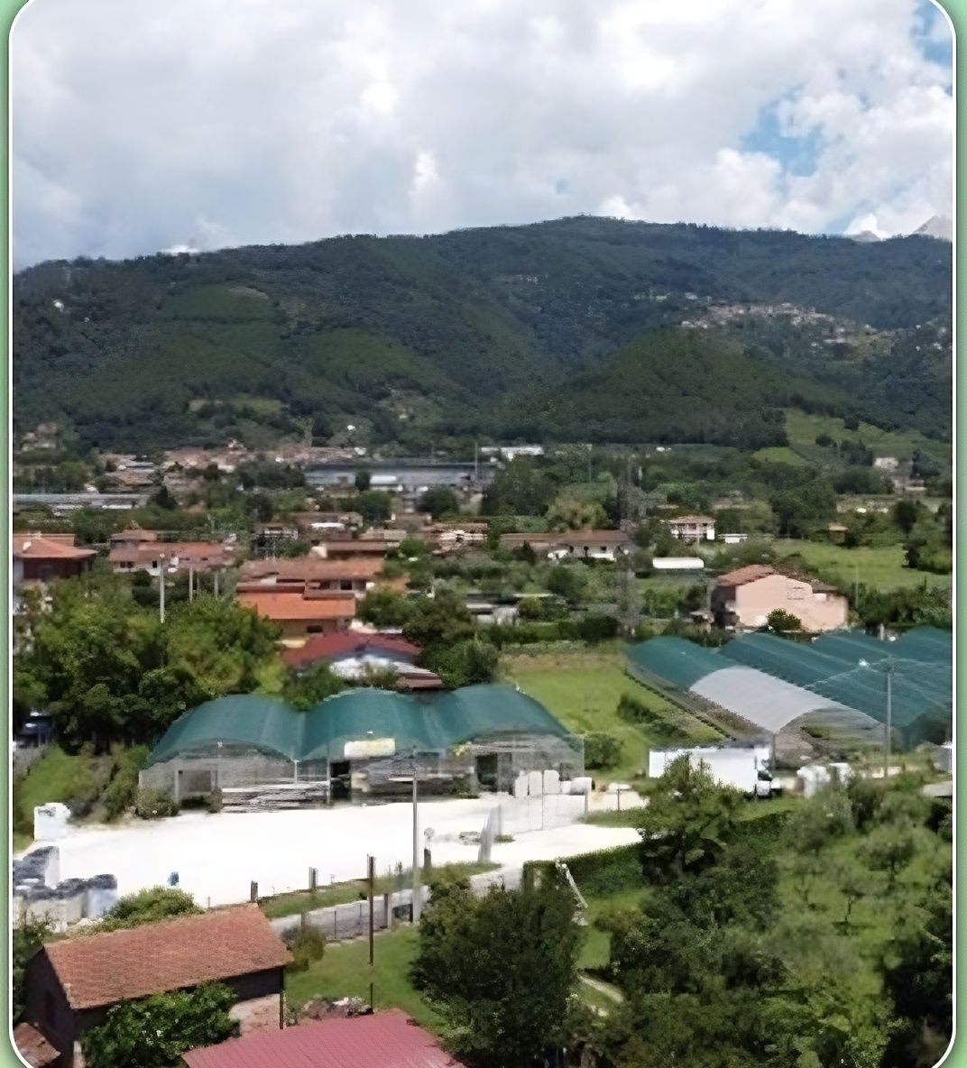 Una vista aerea di una piccola città con le montagne sullo sfondo