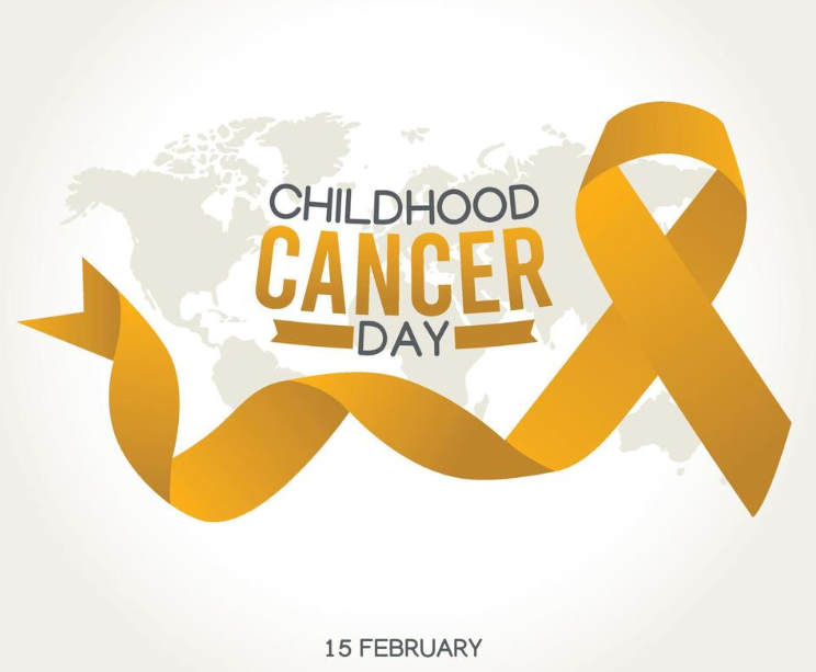 Vrouw met grijs krullend haar, een bril en een roze blouse, lachend in het zonlicht.