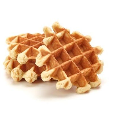 Een stapel goudbruine wafels met een rasterpatroon.