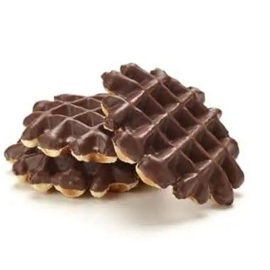 Met chocolade bedekte wafels opgestapeld op een witte ondergrond, met daarop een patroon dat lijkt op dat van een wafelijzer.