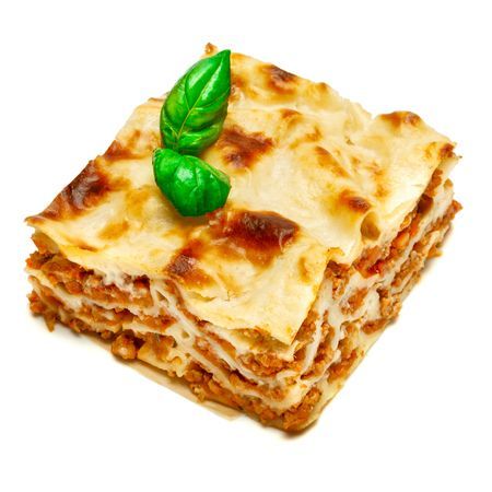 Een lasagnepunt met een goudbruine bovenkant, lagen vlees en kaas, gegarneerd met basilicumblaadjes.