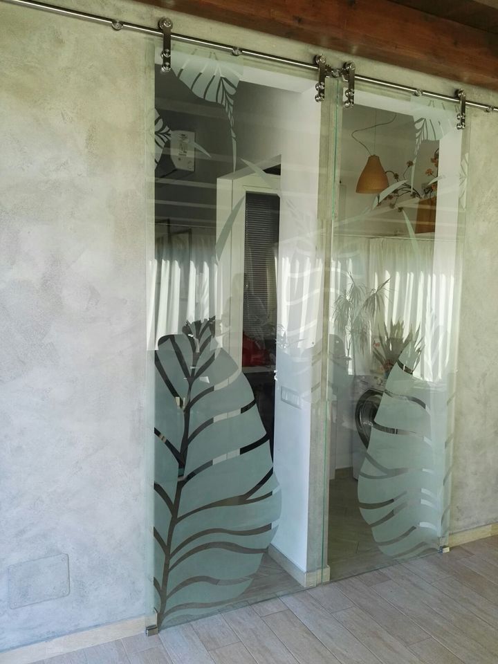 porta a vetri con fantasia floreale