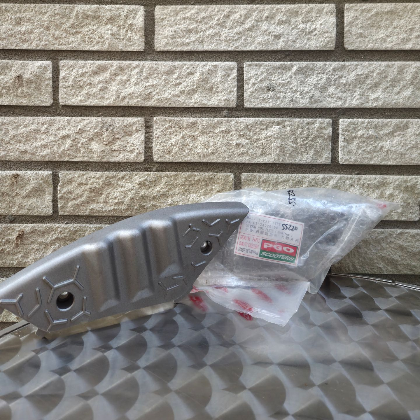 Voetenplaat step links T-REX (C1624020000)