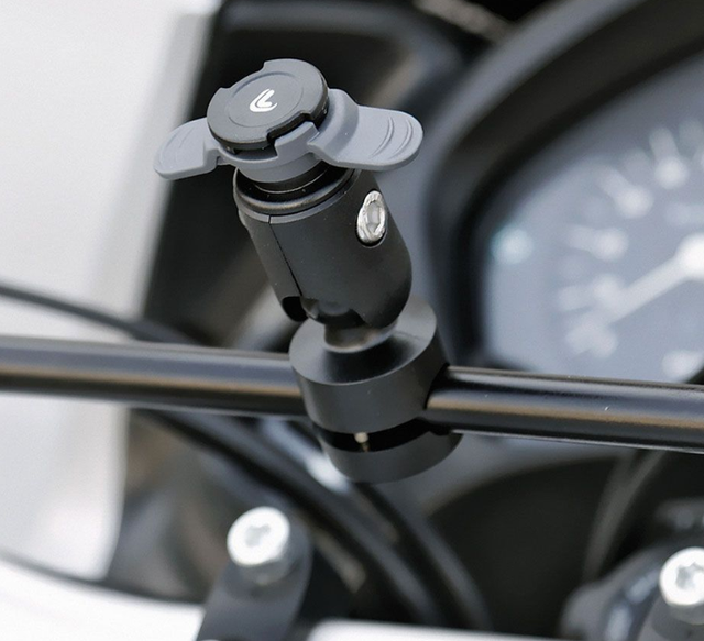 Zwarte telefoonhouder voor op het motorstuur, te bevestigen aan het stuur, met grijze knop.