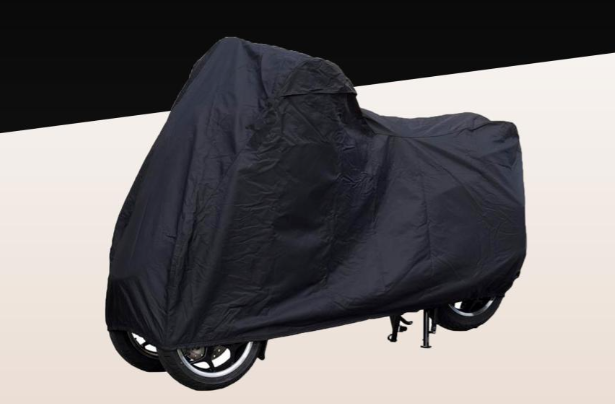 Zwarte motorfiets bedekt met een zwarte beschermhoes.