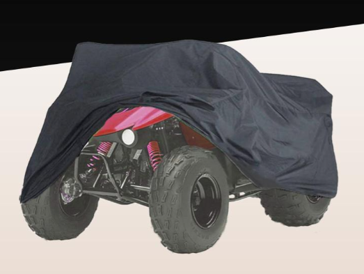 Zwarte ATV-hoes voor een terreinwagen, ter bescherming buitenshuis.