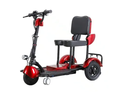 Rode elektrische scootmobiel met drie wielen en een zitje.