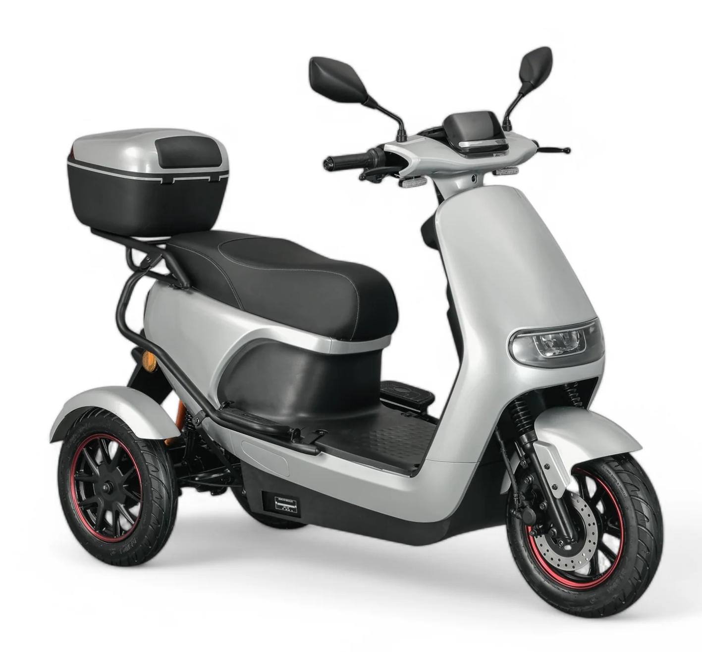 Zilverkleurige driewielige elektrische scooter met zwart zadel, opbergvak en wielen; geïsoleerd op een witte achtergrond.