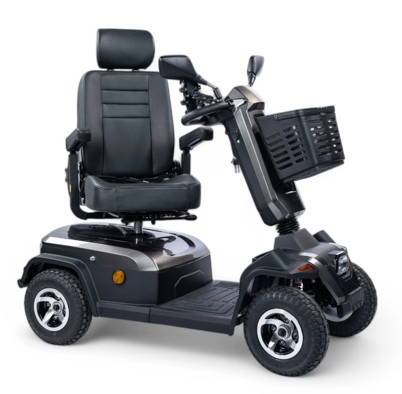 Zwarte scootmobiel met mandje en gewatteerde zitting.