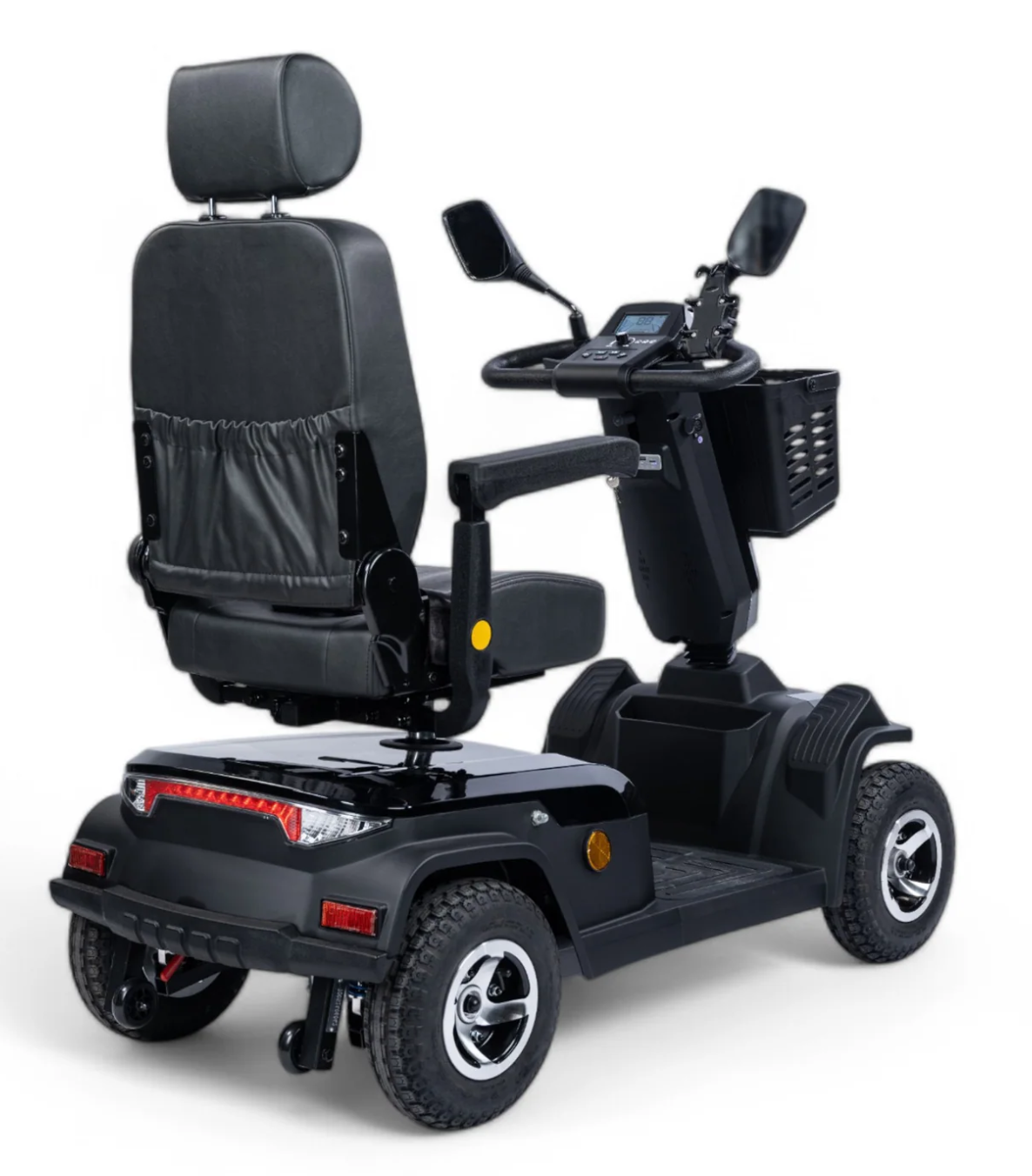 Zwarte scootmobiel met mandje en gewatteerde zitting.