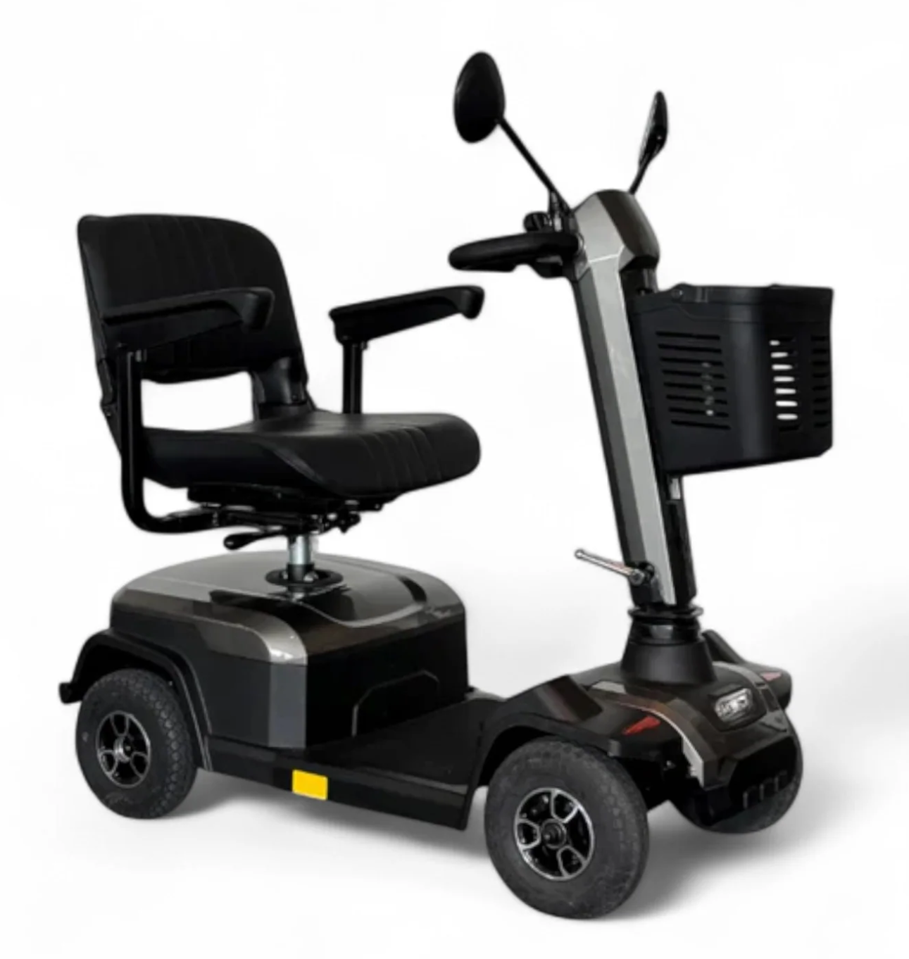 Donkergrijze scootmobiel met een zwart zadel, mandje en banden, in een studio-omgeving.