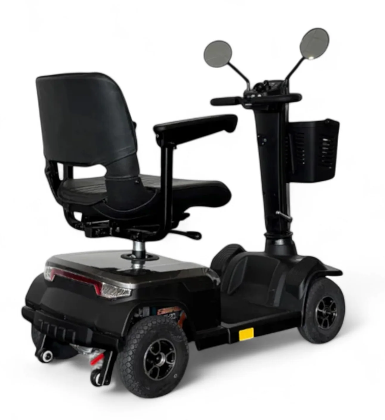 Donkergrijze scootmobiel met een zwart zadel, mandje en banden, in een studio-omgeving.