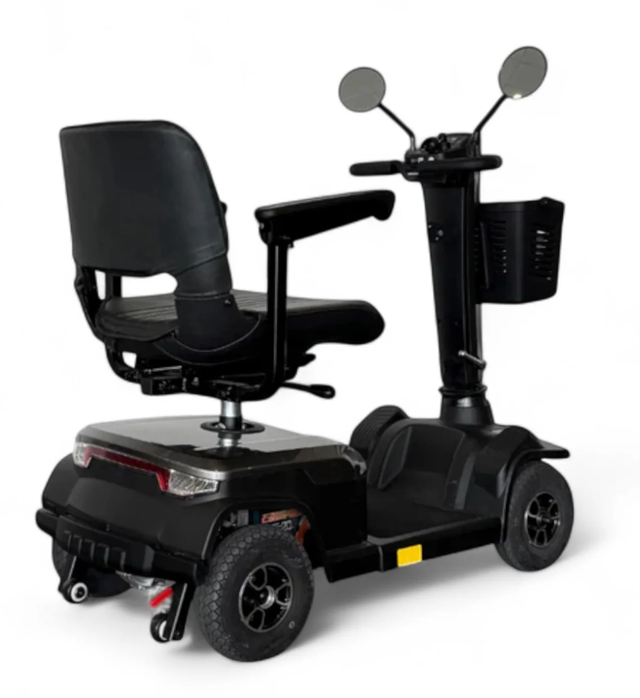 Donkergrijze scootmobiel met een zwart zadel, mandje en banden, in een studio-omgeving.