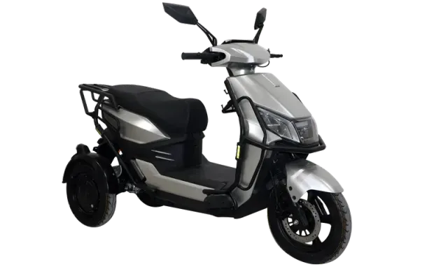 Zilverkleurige driewielige elektrische scooter met zwarte banden en zadel, gezien vanuit een vooraanzicht rechts.