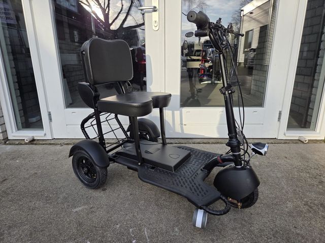 Rode elektrische scootmobiel met drie wielen en een zitje.