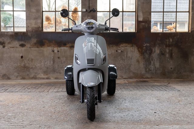 Ripco. Retro Electric Three-Wheel Scooter NEW
