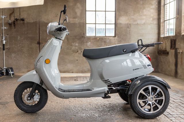 Ripco. Retro Electric Three-Wheel Scooter NEW