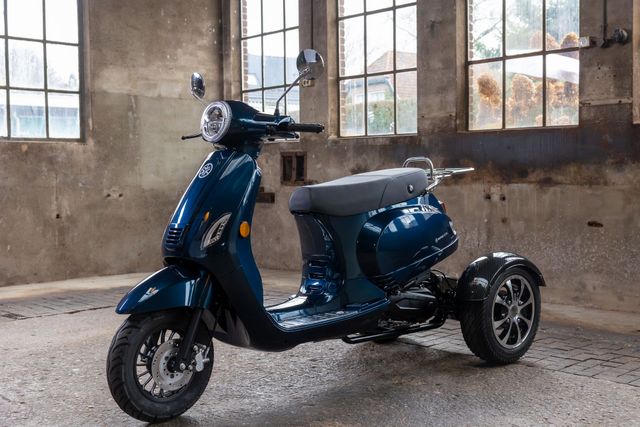 Ripco. Retro 4-stroke petrol three-wheel scooter NEW