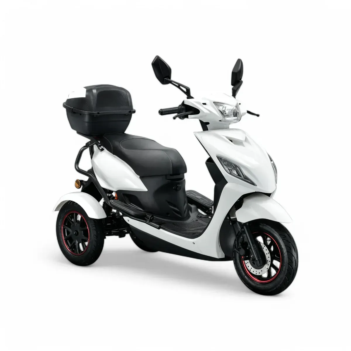 Witte driewielige scooter met zwart zadel, bagagebox en rode accenten op de wielen.