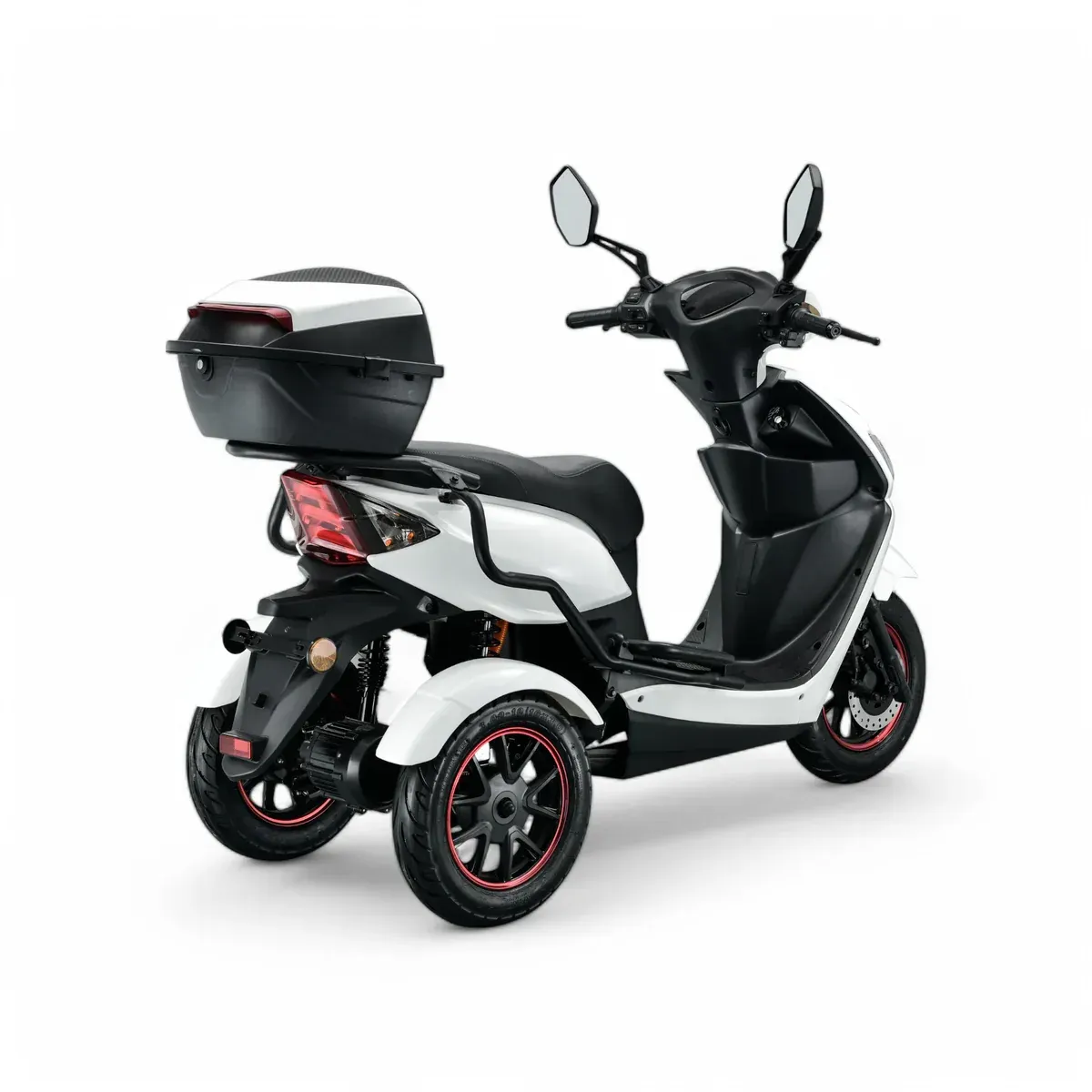 Witte driewielige scooter met zwart zadel, bagagebox en rode accenten op de wielen.