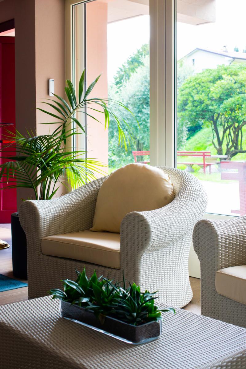 interni casa funeraria con poltrona