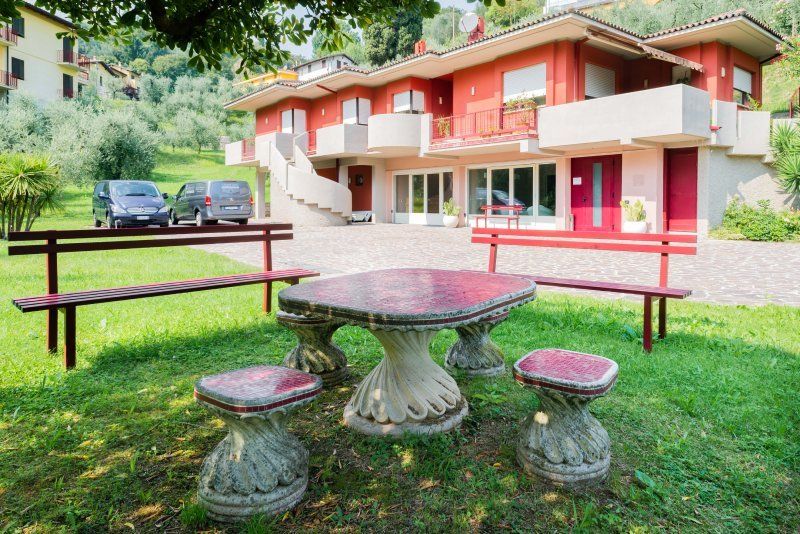 giardino all'esterno della casa funeraria