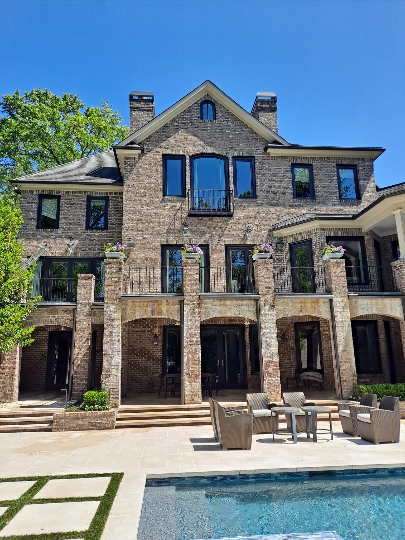 A close up of a roof with shingles and a gutter.
