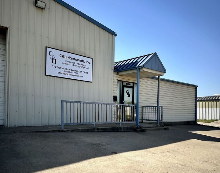 A white building with a sign that says c on it