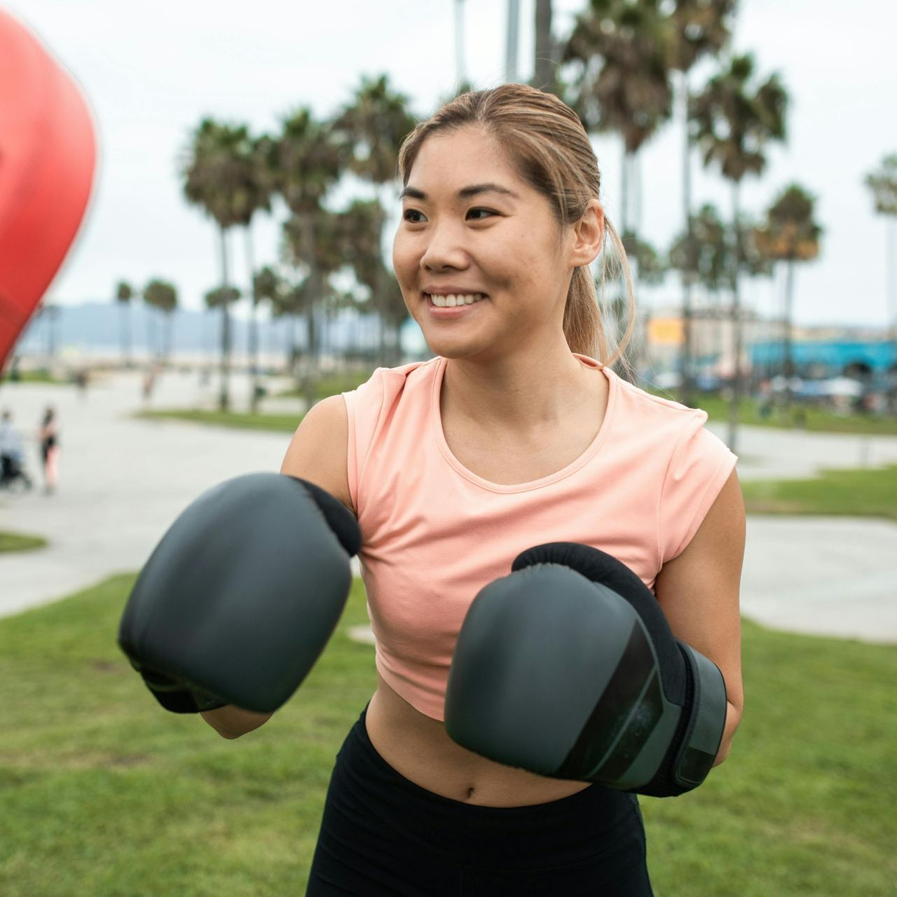 Kickboksen, zelfverdediging en fysieke training voor zelfvertrouwen en grenzen.