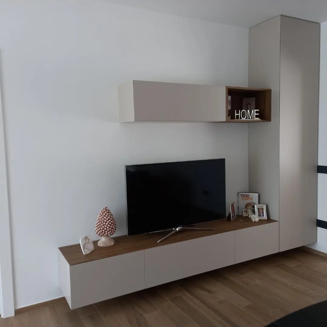 Mobile TV per soggiorno, con ripiani e mobili in tonalità neutre.