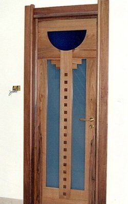 Porta in legno con pannello in vetro blu e dettagli decorativi in legno.